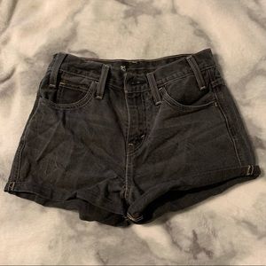 Levi’s shorts size 25